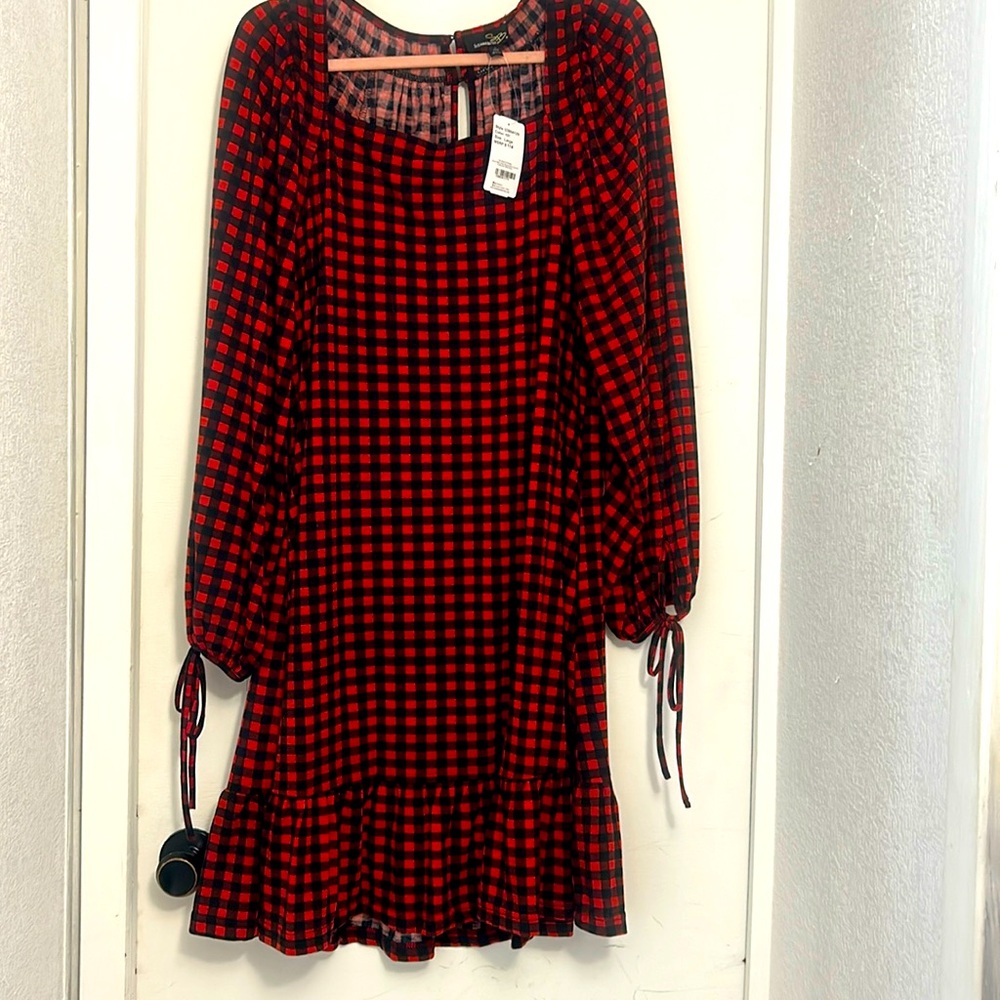 Suzanne Betro brand red/black checkered back of dress has two buttons